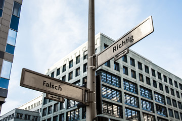 Fototapeta premium Schild 63 - Richtig