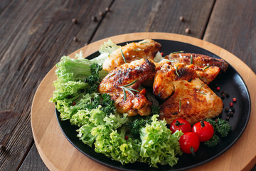 Grilled chicken wings with lettuce and tomatoes 