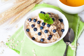 Oatmeal with blueberries