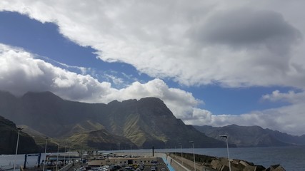 Zabudowa, port, pasmo górskie © michalsen