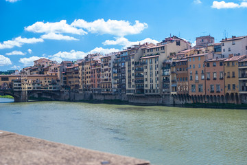 Fototapeta na wymiar Most zlotknikow Ponte Vecchio we Florencji
