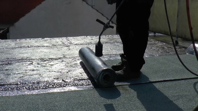 Ein Garagendach wird abgedichtet (Dachdecker 04)