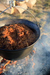 bigos gotowany w kociołku nad ogniskiem - obrazy, fototapety, plakaty