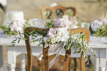 The design and decor of the wedding table for newlyweds