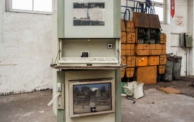 alter Computer in Fabrik