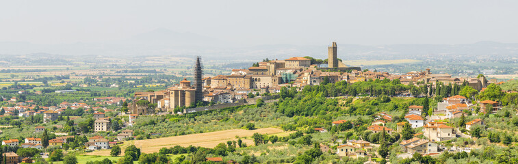 Fototapeta na wymiar panoramic view to old city in tuscany in Italy