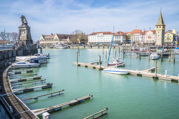 Fototapeta premium Port Lindau, Jezioro Bodeńskie (Bawaria, Niemcy) 10.04.2015