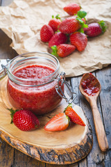 Desayuno en la cocina con mermelada de fresa casera y tostadas de pan