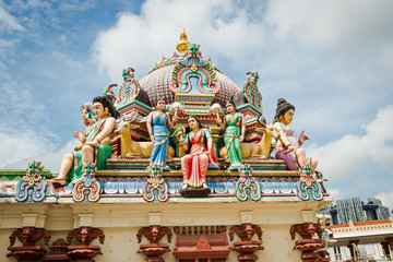 Изображения божеств в индуистском храме в Сингапуре. Sri Mariamman Temple.