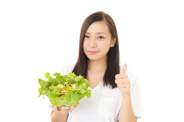 サラダを食べる女性