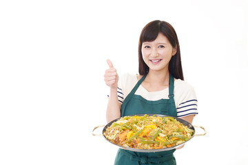 料理を楽しむ女性