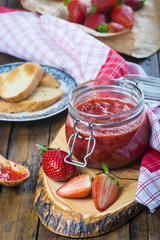 Desayuno en la cocina con mermelada de fresa casera y tostadas de pan