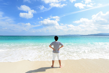 沖縄の美しい海でくつろぐ男性