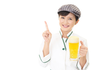 ビールを持つ笑顔のウェイトレス