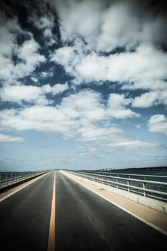 まっすぐな橋,道路,不安なイメージ
