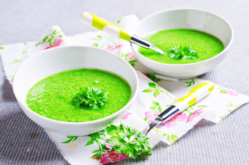 Green cream soup