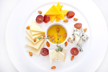 Dish with four kinds of cheese, grapes