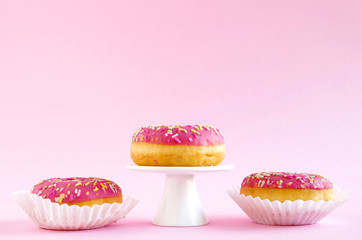 rosa Donuts mit Zuckerstreuseln