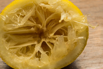 Closeup einer ausgepressten Zitrone auf einem Holztisch