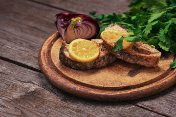 juicy baked salmon with lemon and herbs