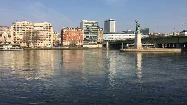 Paris, statue de la libert&eacute;