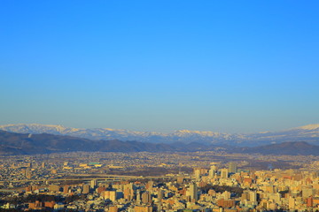 奥羽山脈と盛岡の街並み