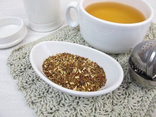Eine Tasse grüner Rotbuschtee