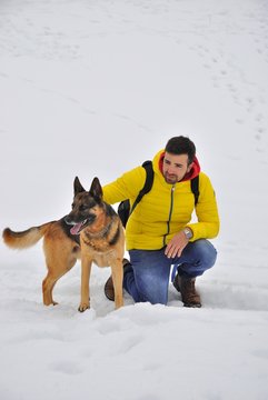 Uomo con cane sulla neve. Unit&agrave; cinofila.