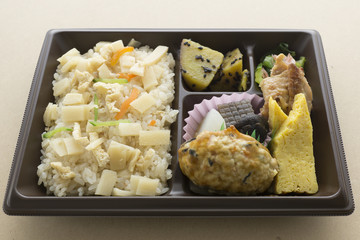 食　たけのこ弁当　玉子焼き　サツマイモ　コンニュク　豆腐ハンバーグ　ヘルシー