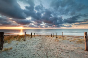 Stickers pour porte Mer du Nord, Pays-Bas chemin romantique à la plage de sable au coucher du soleil