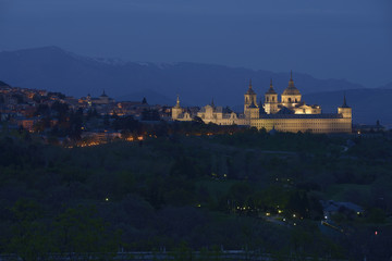 Fototapeta na wymiar Monasterio del Escorial al anochecer. Madrid