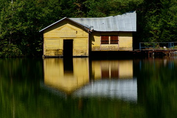 Fototapeta na wymiar Cottage on the edge of the lake