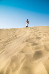 Fototapeta na wymiar camminare nel deserto