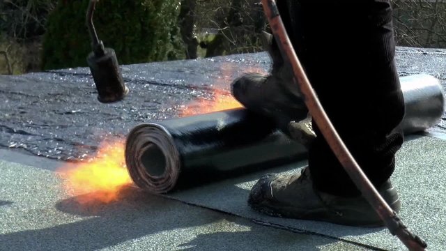 Ein Garagendach wird abgedichtet (Dachdecker 07)