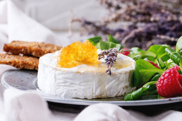 Goat cheese with honey and raspberries
