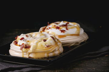 Pavlova dessert with caramel