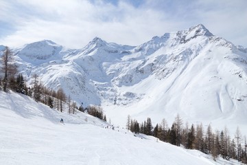 Fototapeta na wymiar Skiing in Austria - Sportgastein