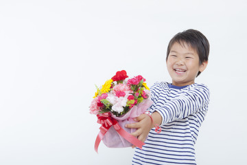 カーネーションの花束を持つ男の子