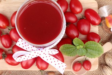 Tomato juice with fresh tomatoes.