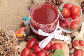 Tomato juice with fresh tomatoes.