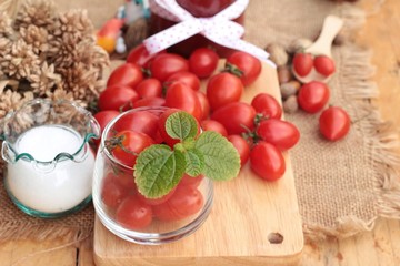 Tomato juice with fresh tomatoes.
