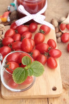 Tomato juice with fresh tomatoes.