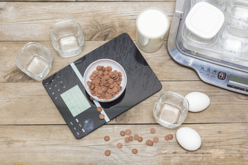 ingredients for the pudding: chocolate, eggs and milk
