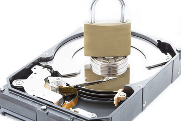 Geöffnete Computerfestplatte im Gehäuse