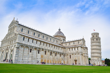 Obraz premium Wide view of the historic religious cathedral of Pisa and the famous leaning tower in Italy