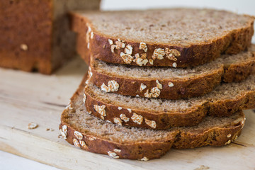 Brotscheiben auf Holzbrett, Dinkelbrot, nah