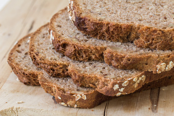 Brotscheiben auf Holzbrett, Dinkelbrot, nah