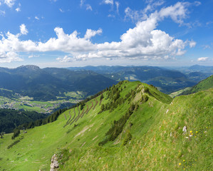 Fototapeta na wymiar Blick ins Kleinwalsertal Richtung Riezlern, rechts der Gratweg über die Gehrenspitze 