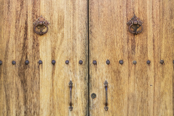 Textura de Madera con hierro puerta. Vista de frente