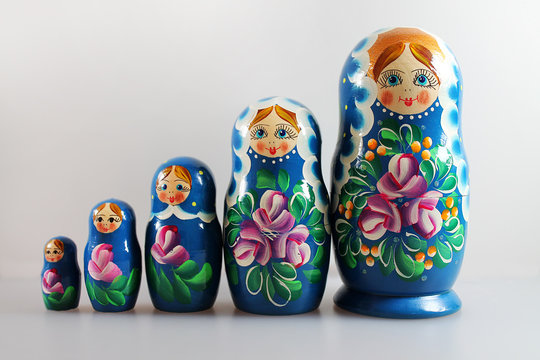  Popular russian souvenir -  wooden nesting dolls   matryoshkas.